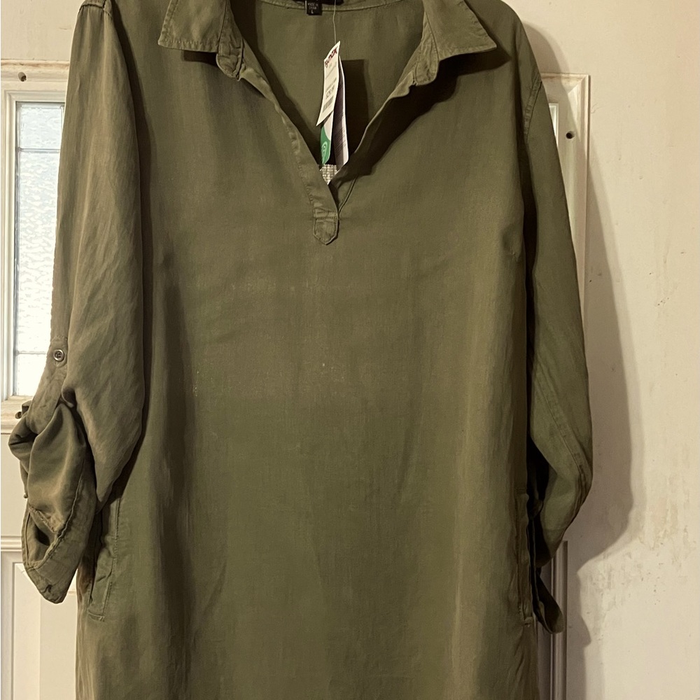 Green dress with side pockets.
